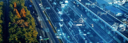 carreteras con vehículos e iconos de datos delante
